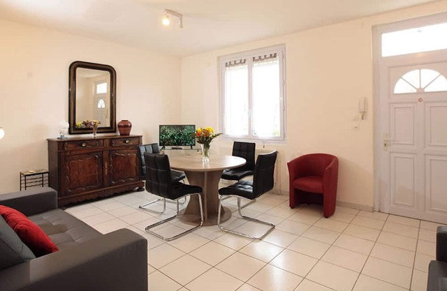 Relaxing Stay in Dax – Spacious 2BR Apt with Wi-Fi & Kitchen, 5 min from Thermal Baths