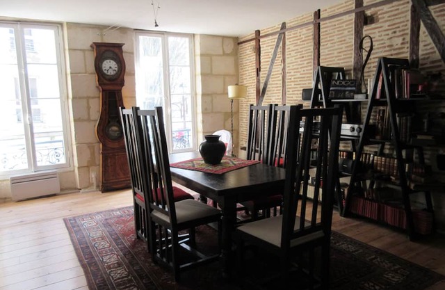 Atypical apartment + small courtyard, near Agen station and historic center