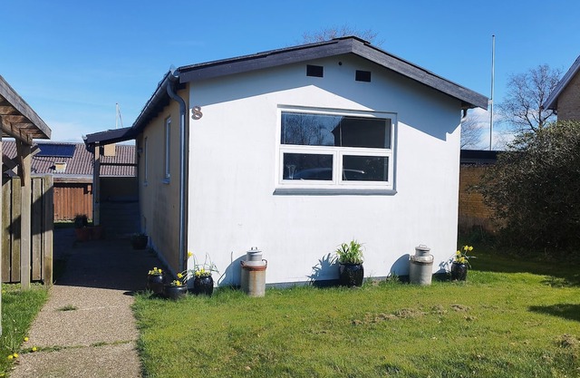 Charming Cottage Close to Water and Town - Perfect for Family Getaways.