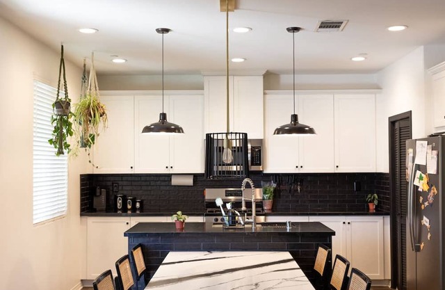 Spacious 4-bedroom house in awesome Menifee with WiFi, AC, fitness room