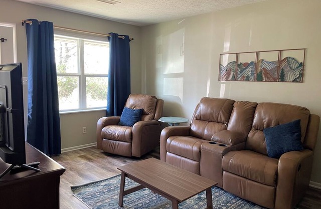 Charming 2-bedroom apartment near sports complex Madisonville