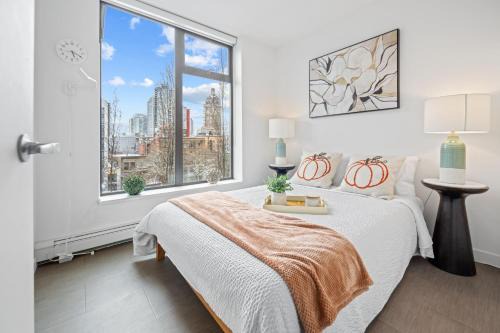 Modern 2BR Apartment in Gastown Steps from Downtown