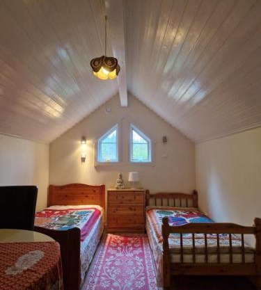Mysig stuga nära skogen