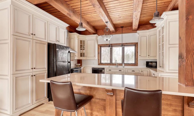 Sainte-Beatrix Ski Chalet | Chalet de l'Aube (cosy, very private chalet with beach access)