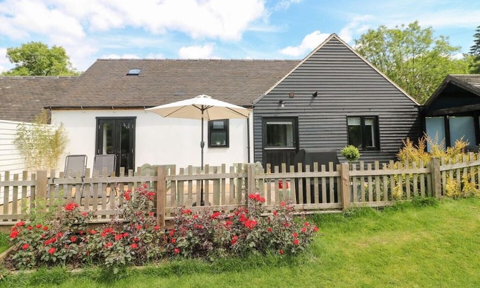 Ellastone Cottage | Contemporary cottage for four & private hot tub. Derbyshire Dales/Peak District.