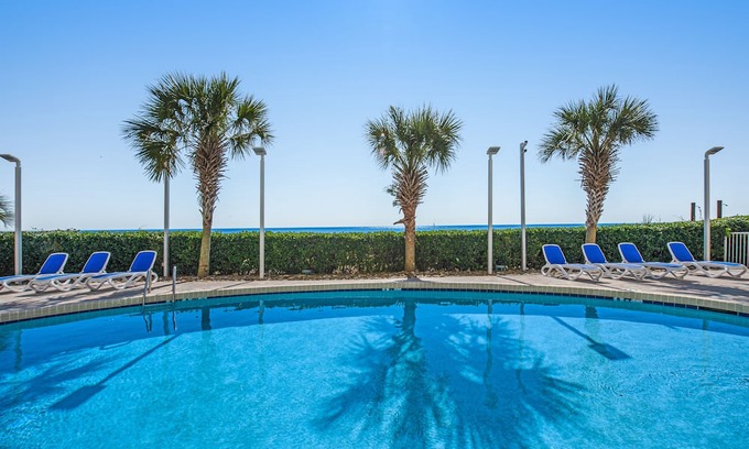 Myrtle Beach Apartment | 8th-floor oceanfront studio with pool, hot tub, & AC