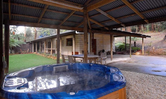 Mount Dandenong Cabin | Jacuzzi in 7 Acre Rain Forest Paradise