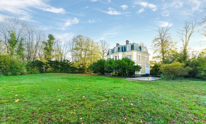 Champrosay House | middle-class house