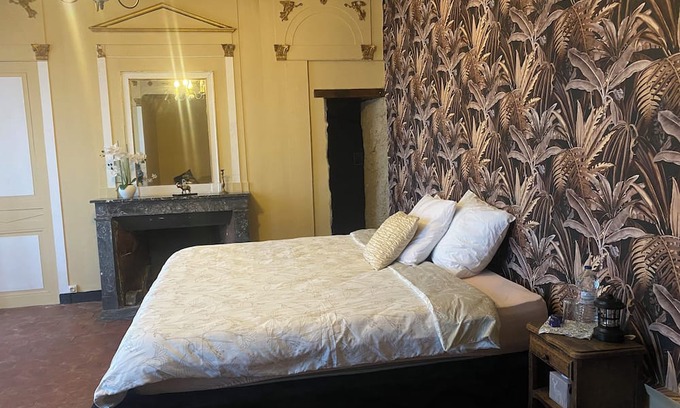 Saint-Cyr-en-Pail Other | Petit château