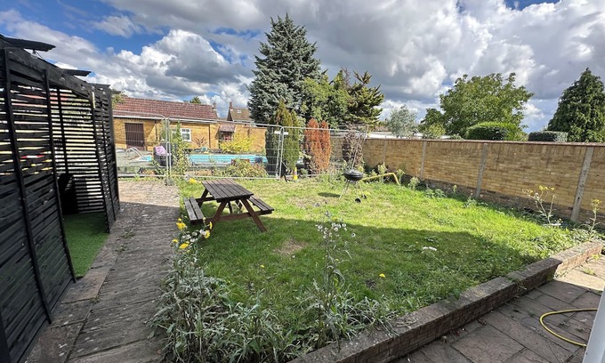 Colnbrook House | Heathrow House with Hot tub and Garden
