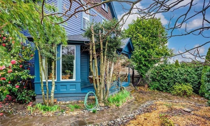 York Apartment | Upstairs at Thevictorian - Lush Walkable and Dog-friendly Retreat - Steps From Downtown Bellingham