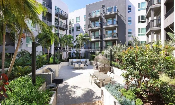 Lyon Street Apartment | Pacific Paradise 10 Min From Disneyland With Pool GYM