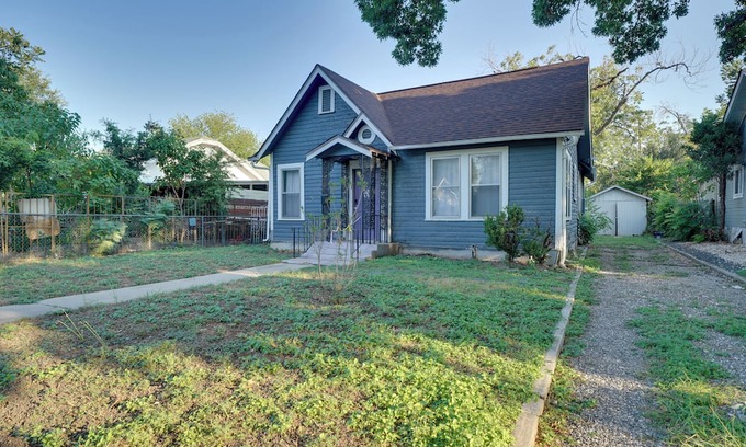 Highland Park Cottage | 4 Mi to Downtown! Cozy Bungalow in San Antonio