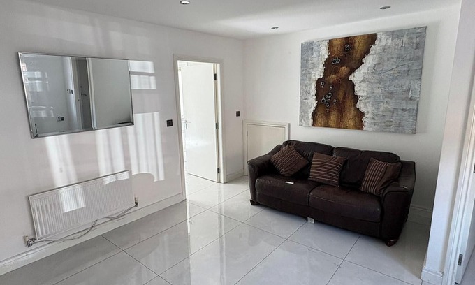 Manchester House | House - Sleeps 5, Private Parking & Pets Allowed