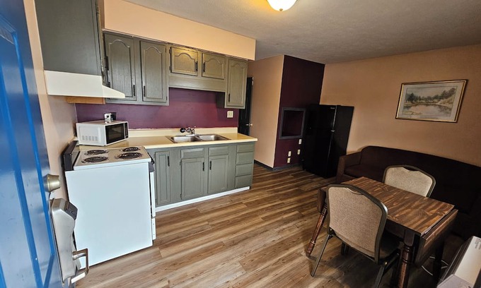 Hendron Hotel | Travelers Inn and Suites