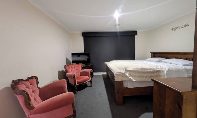Drouin House | Cosy Spacious Hill Holiday Home
