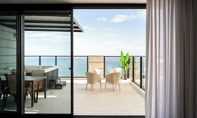 Bat Yam Apartment | Prestigious penthouse in a luxury tower
