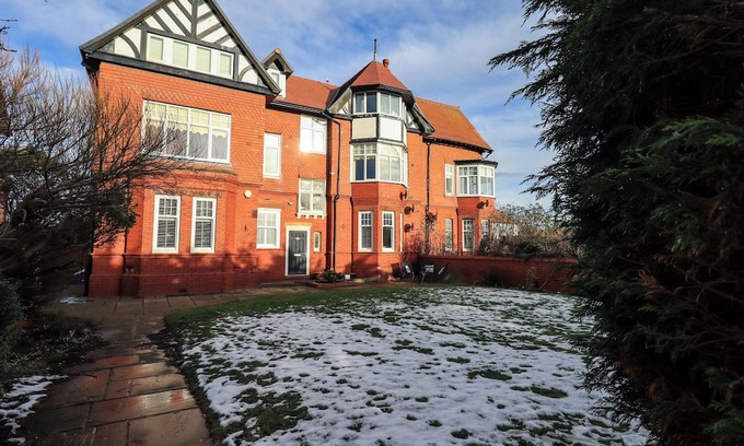 Lytham St. Anne's Cottage | CLIFTON DRIVE APARTMENT, pet friendly in Lytham St. Annes
