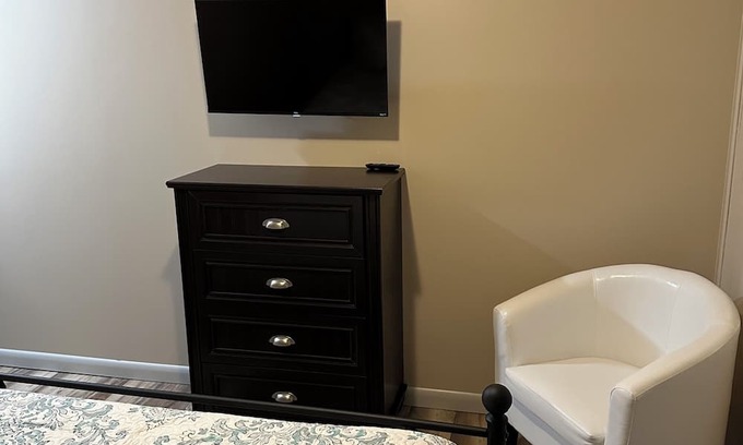 Brinkley Bed & Breakfast | Pawpaw's Cozy Comfy Studio-Unit A. Pet Friendly