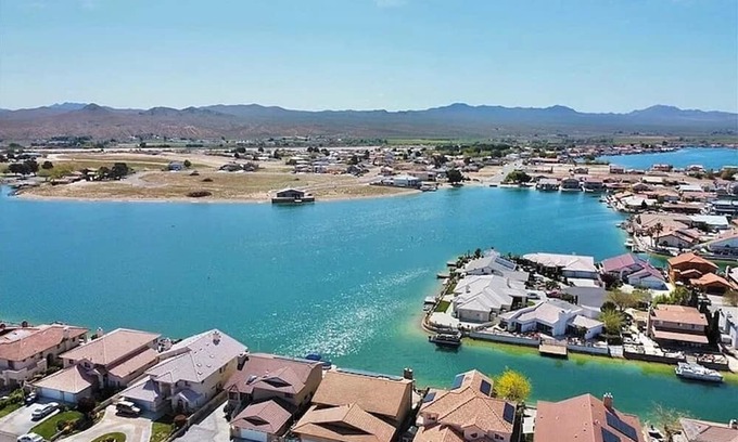 Silver Lakes Country Club House | PGA golf course condo on lake by Route 66, 2-bedrooms with WiFi, AC