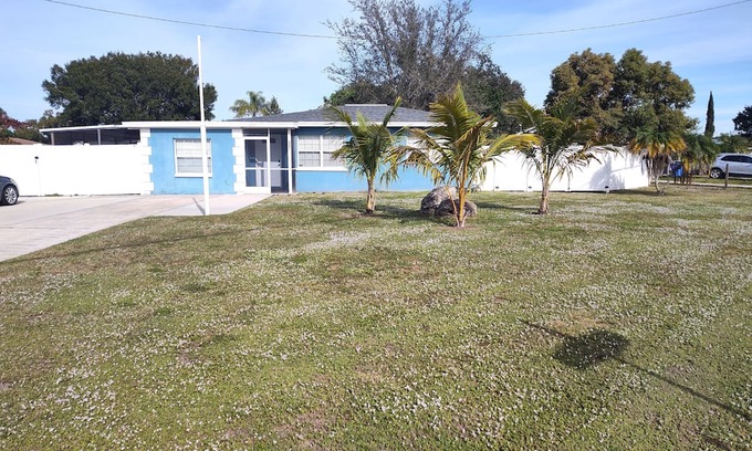 Apollo Beach House | Charming 2/1 in the Heart of Apollo Beach.