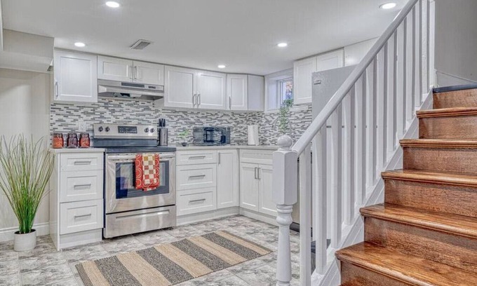 Hamilton House | Cozy Entire 5 bedroom close to all amenities!