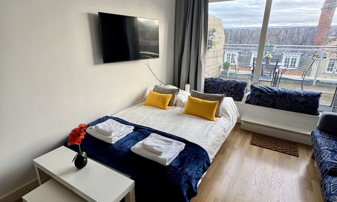 Southampton City Centre Apartment | Elegant Top-Floor Apartment with Large Private Roof Terrace in City Centre