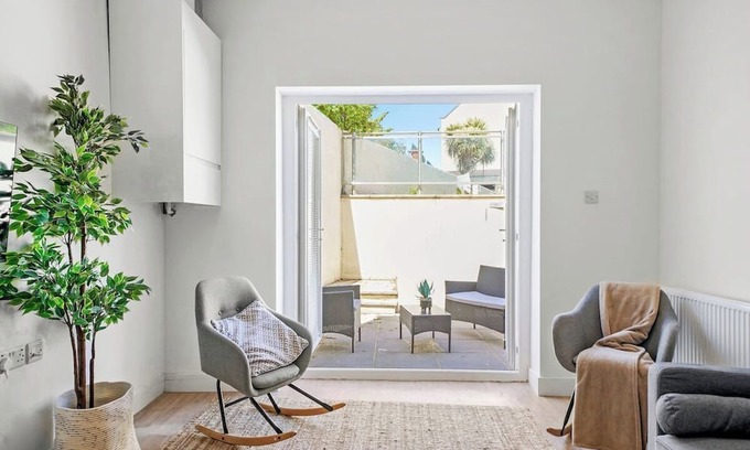 Hanham Apartment | Exquisite Scandi Gem of Bristol - Sleeps 6