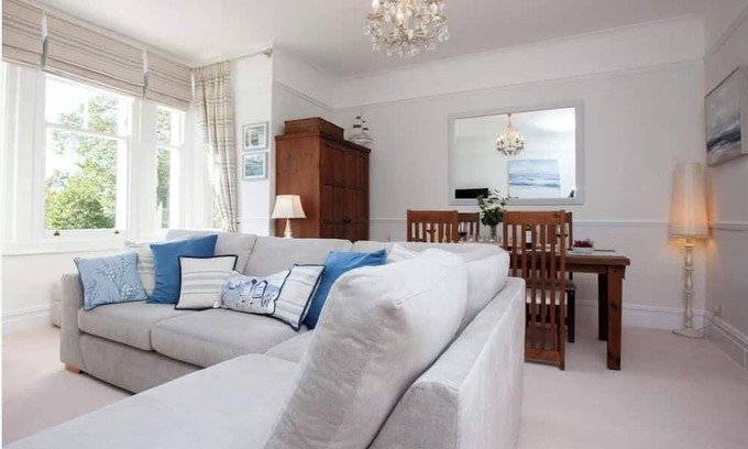 Babbacombe Apartment | Chic Torquay Two Bed Two Bath Apartment w/ Parking Close To Beach & Restaurants