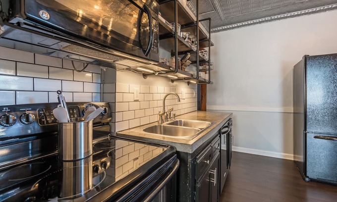 Downtown Rochester Apartment | Stylish 3 Bedroom W/AC ❄️, Mesh WiFi 🛜, Billiards 🎱 table, Games🎯🎮,parking