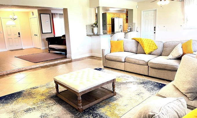 Homestead House | Charming 3-bedroom house with WiFi and AC in Homestead