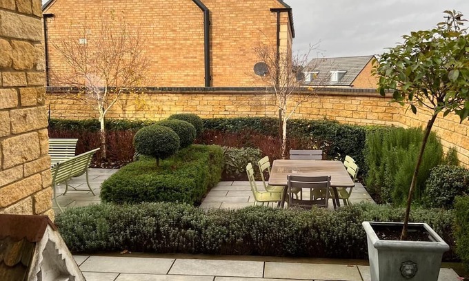 Witney House | Luxury 5-Bedroom Retreat Garden