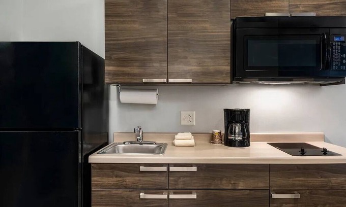 Pooler House | Clean Pet-Friendly Room w/Kitchen, Free Parking, Breakfast Available