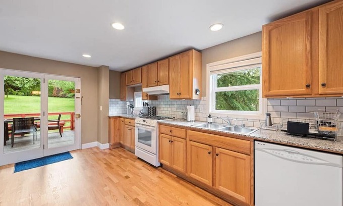 Mercer Island House | Private park in a cozy home next to I-90 huge yard