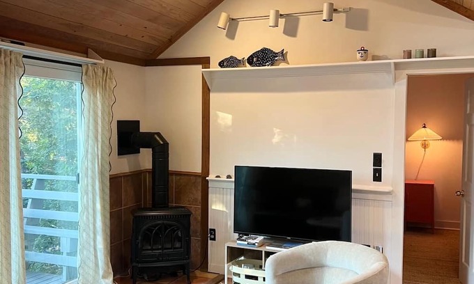 North Truro Cottage | Charming 2-bedroom cottage in Truro