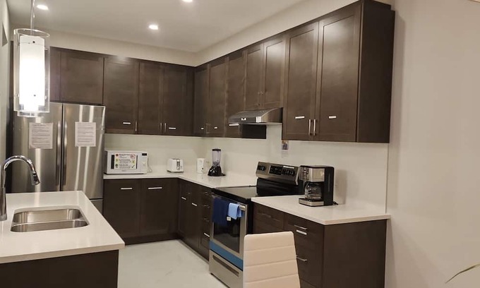 Ottawa Division House | Classy & Modern 4 Bedroom & 3.5 Bath w/SelfCheck-In+Kitchen & Parking-Ottawa