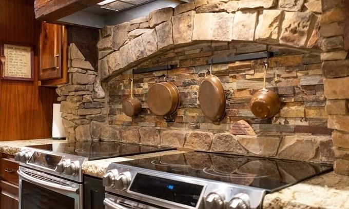Talking Rock Cabin | Large and charming 4-bedroom log cabin in the Georgia mountains