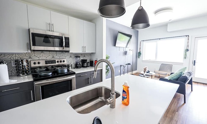 Brewerytown Apartment | Imagine a stylish escape in Glenwood, the epitome of urban luxury