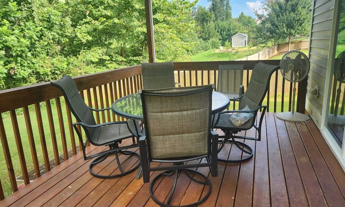 Burlington House | Spacious 4-bedroom on a quiet cul-de-sac in Burlington. Near Elon & Greensboro.