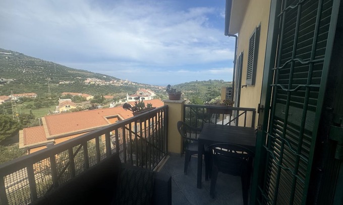 Castellaro Apartment | Apartment 'Family' with Private Terrace, Shared Garden and Wi-Fi