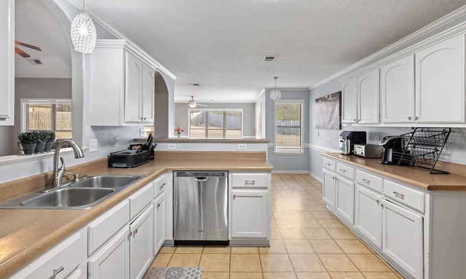 Olive Branch House | Cozy 4-bedroom house family and pet friendly home in Olive Branch with AC, WiFi