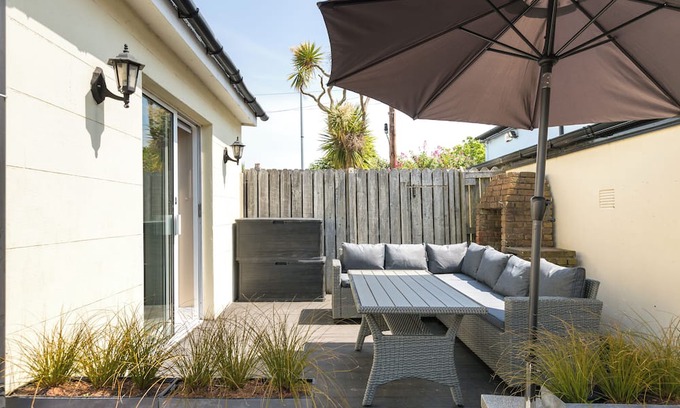 Delgany Apartment | Greystones Garden Studio for 2 down at the Harbour