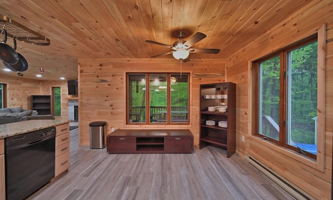 Tunkhannock Township Cabin | Spacious 5-BR cabin MINUTES from INDOOR waterparks/Sking-Hottub,Gameroom,PETS<3