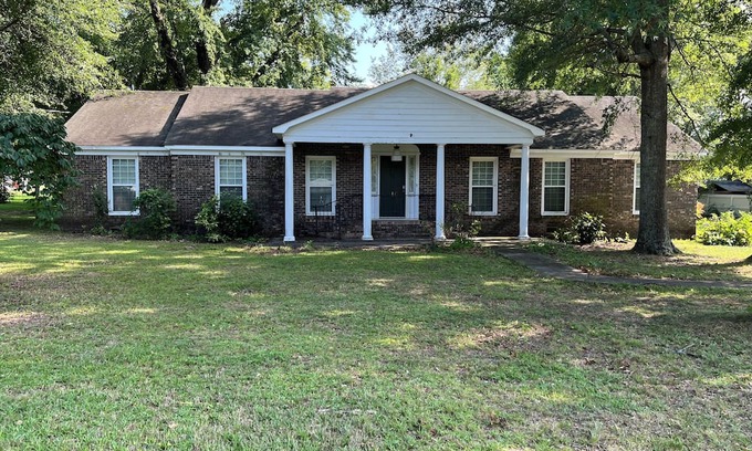 Arab House | Spacious 4 bedroom 3 fullbath home <10 mi to Guntersville Lake, 20 mi to Cullman