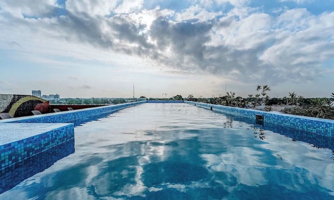Centro House | Experience Serenity in Cozy Room: Rooftop Pool w/Panoramic City Views Await
