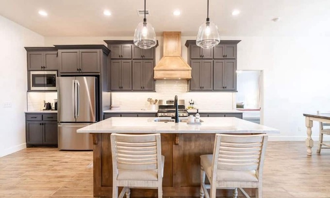 Norman House | Spacious 4-bedroom house with WiFi, AC within a couple miles of the Stadium!