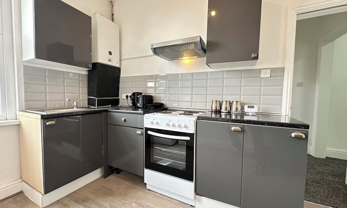 Edgbaston Apartment | Stylish 3-Bedroom Getaway on Hagley Road