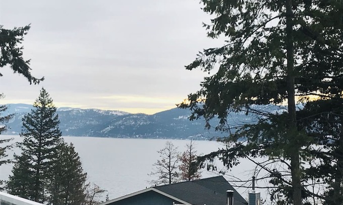 Central Okanagan Apartment | Charming 2-bedroom SUITE with AMAZING LAKE AND MOUNTAIN VIEWS, WiFi and AC