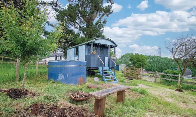 Pembroke Apartment | Lamb - 1 Bedroom Shepherds Hut - Maidenwells