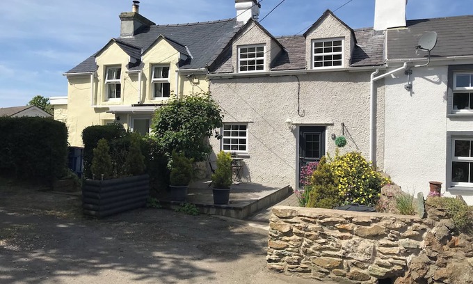 Pen-y-sarn Cottage | TY BOBBET, pet friendly, with open fire in Amlwch